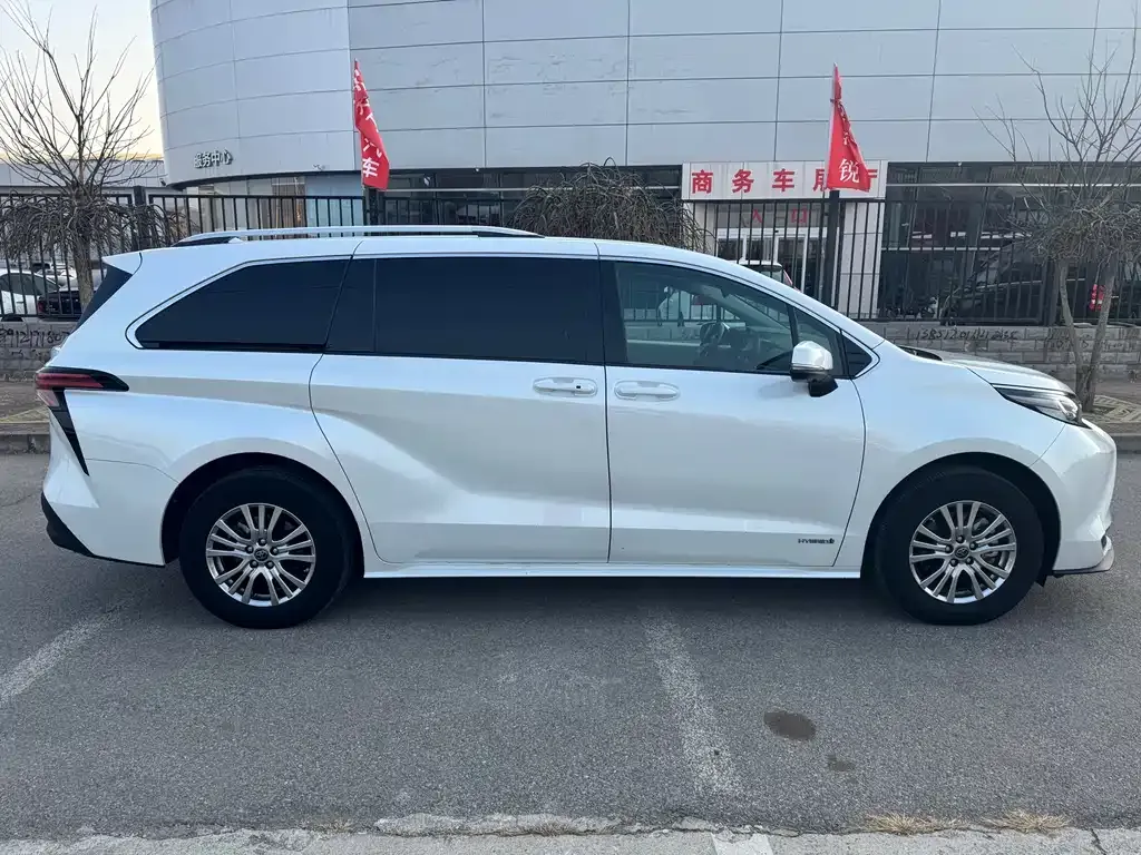 Toyota Sienna — фото 9
