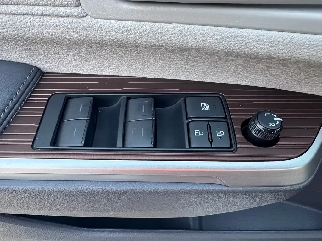 Toyota Sienna — фото 7
