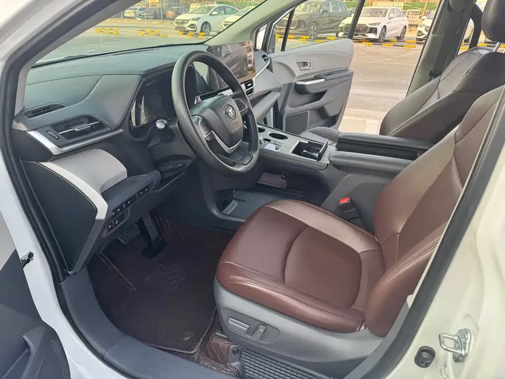 Toyota Sienna — фото 4