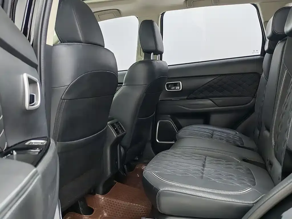 Mitsubishi Outlander — фото 10