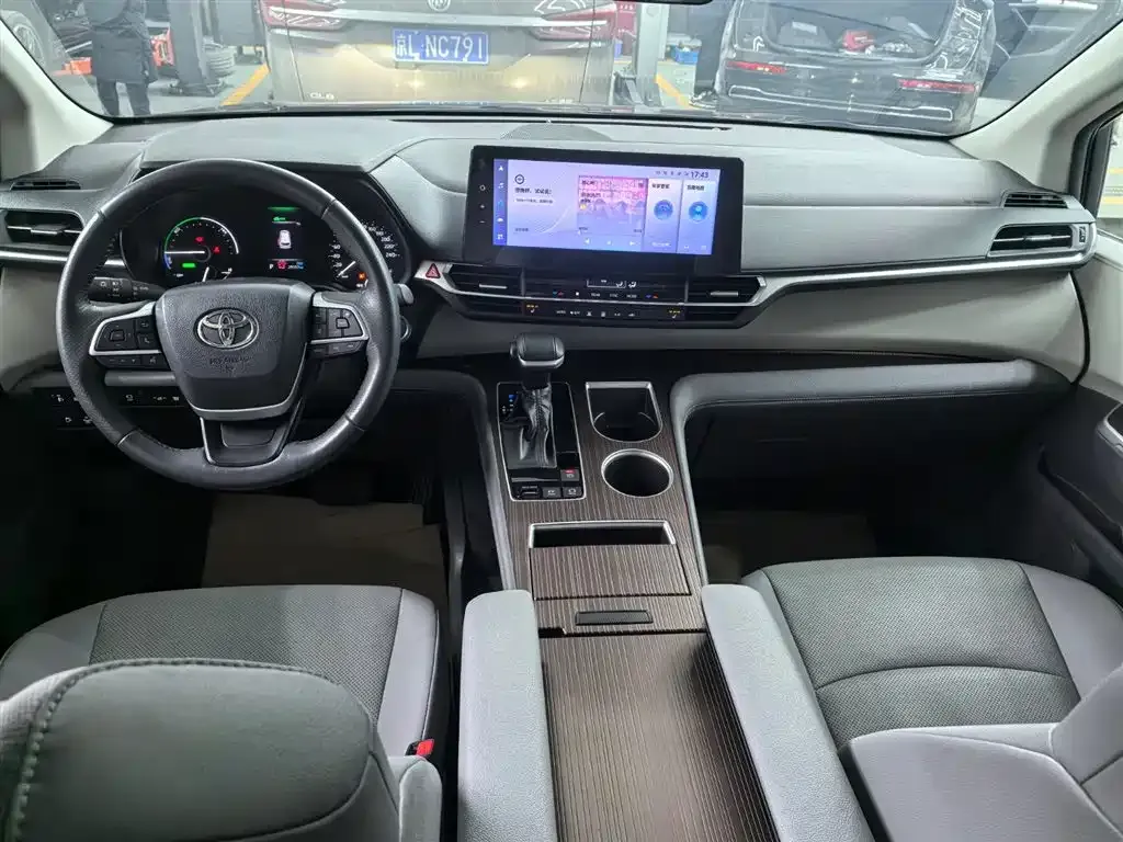 Toyota Granvia — фото 7
