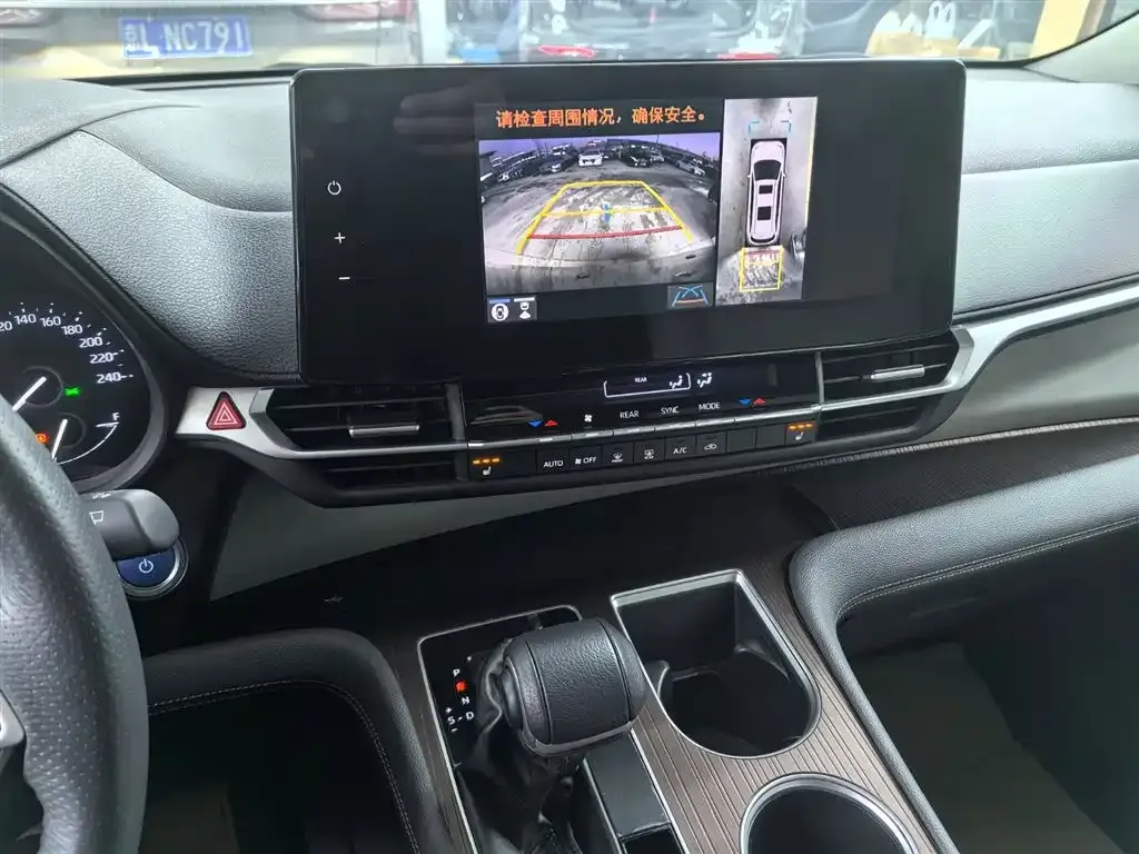 Toyota Granvia — фото 4