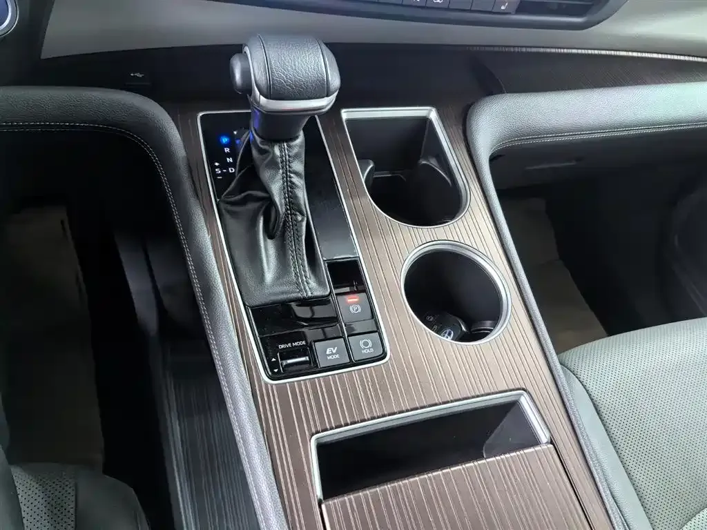 Toyota Granvia — фото 10