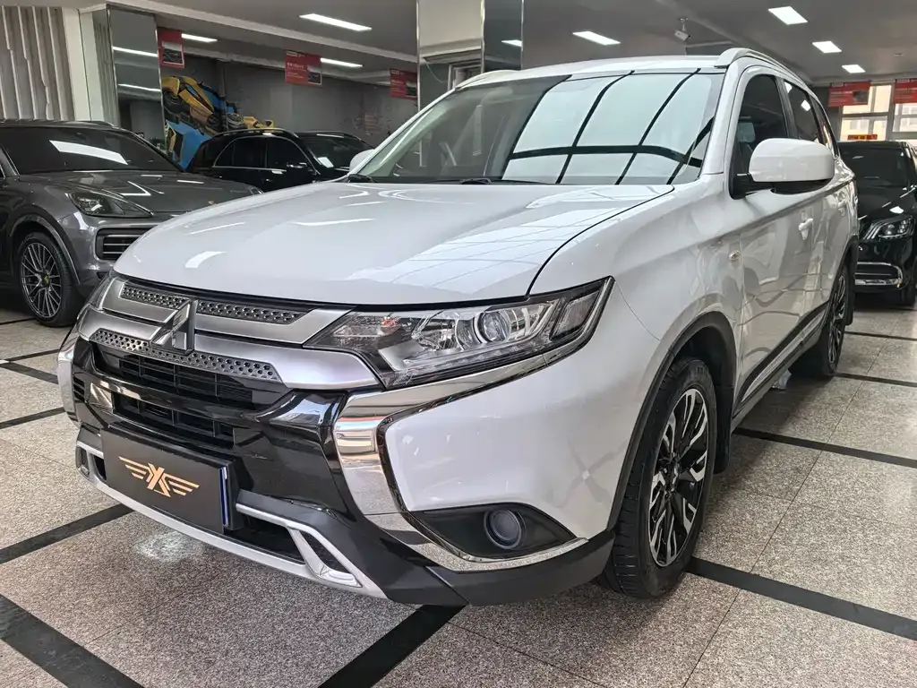 Mitsubishi Outlander — фото 1