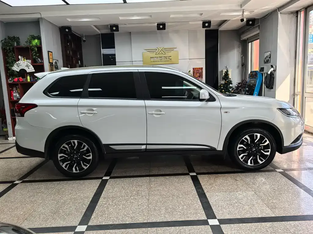 Mitsubishi Outlander — фото 5