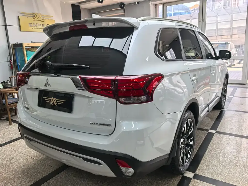 Mitsubishi Outlander — фото 9