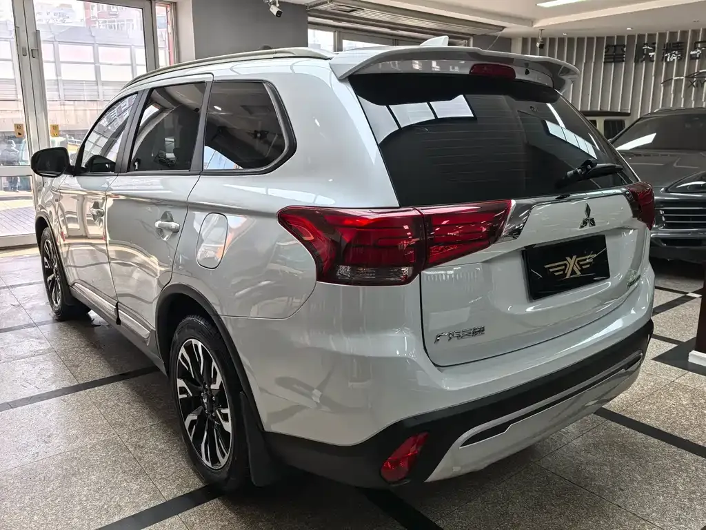 Mitsubishi Outlander — фото 2