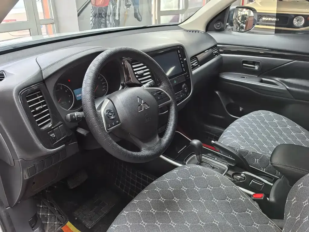 Mitsubishi Outlander — фото 10
