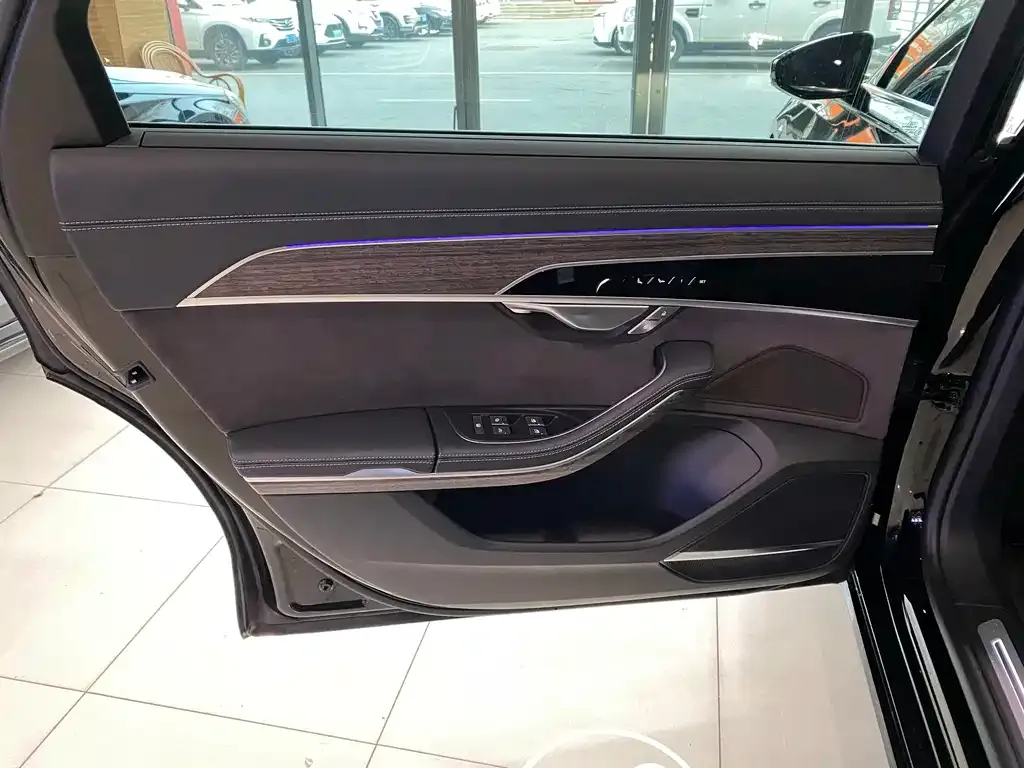 Audi A8 2022 из CN, фото 2