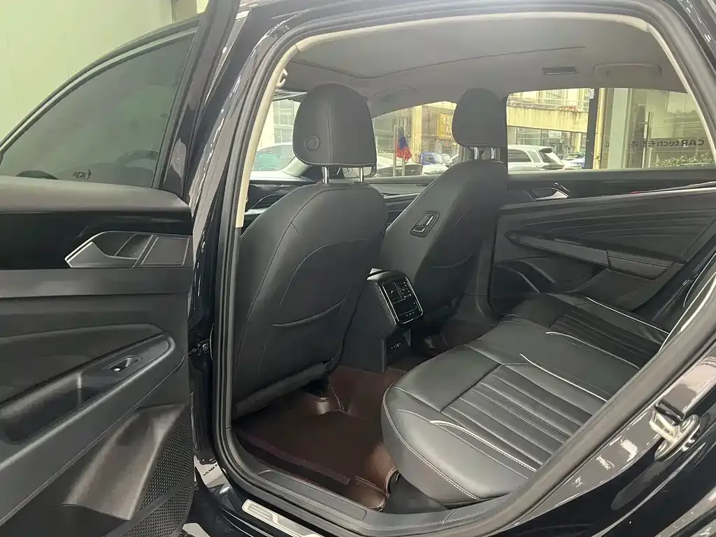 Volkswagen Passat 2023 из CN, фото 4
