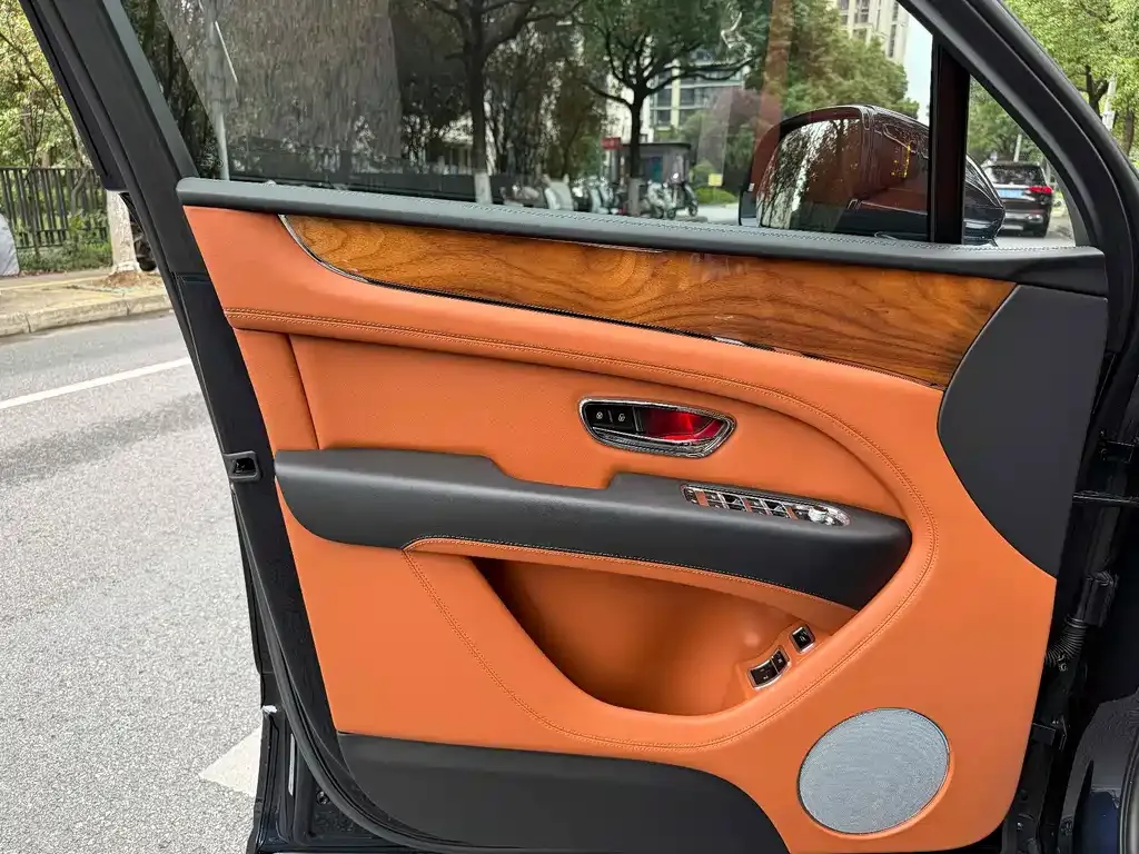Bentley Bentayga 2024 из CN, фото 5