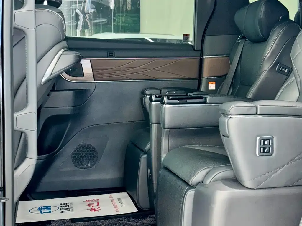 Toyota Vellfire 2024 из CN, фото 2