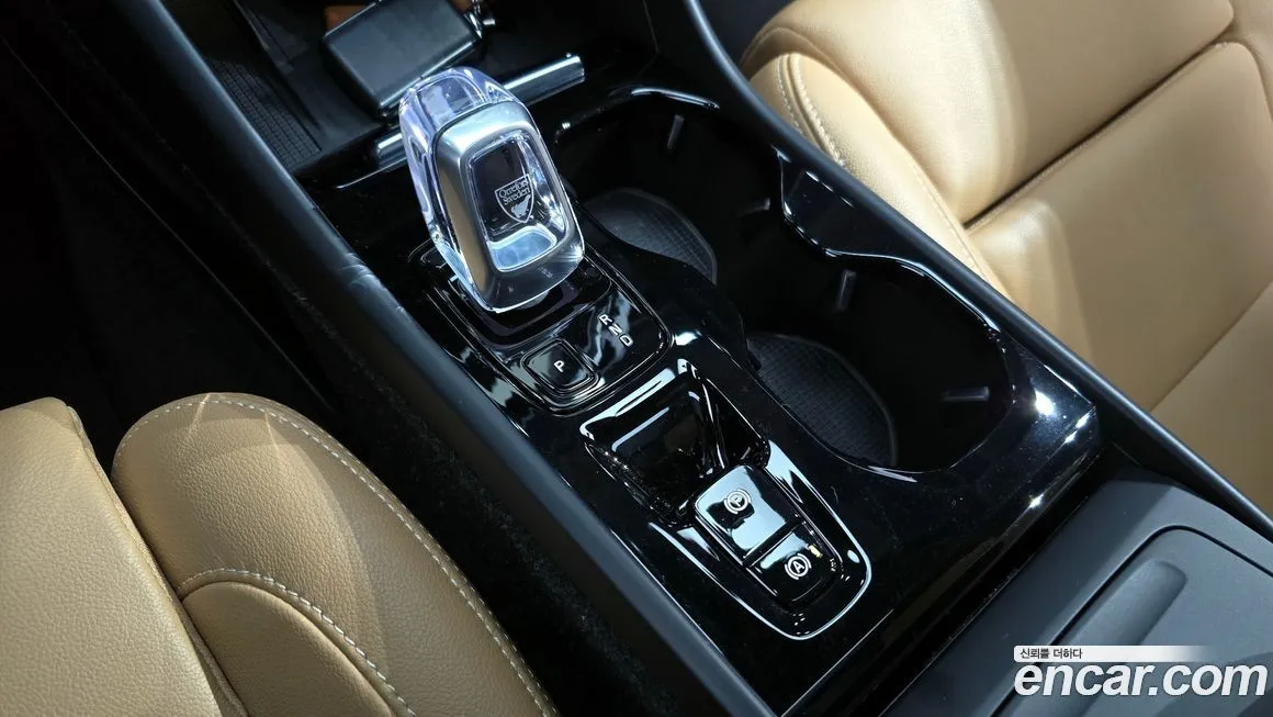 Volvo XC40 — фото 10