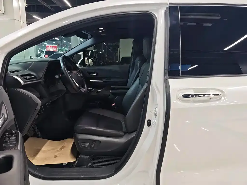 Toyota Sienna 2024 из CN, фото 2