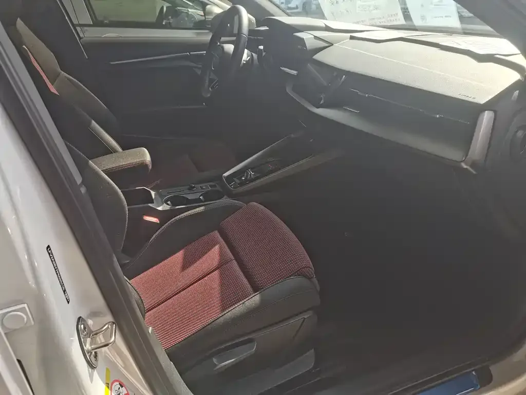 Audi A3 2023 из CN, фото 2