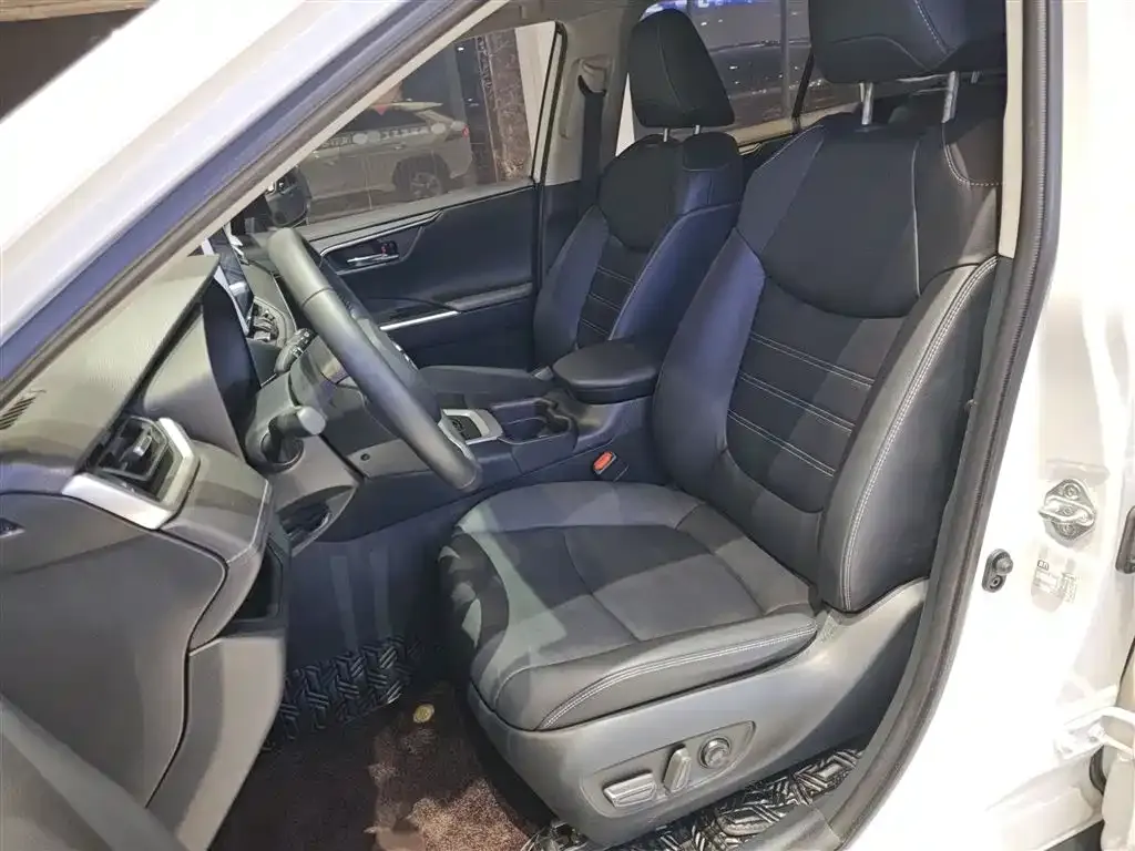 Toyota RAV4 2023 из CN, фото 5