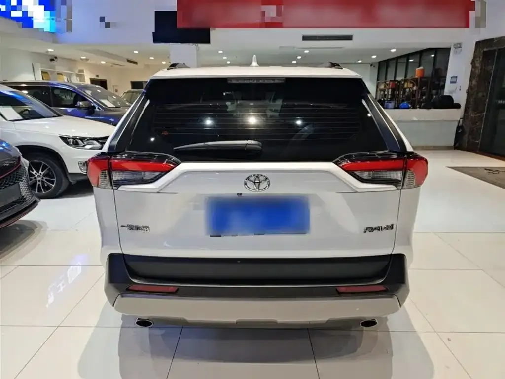 Toyota RAV4 2023 из CN, фото 2