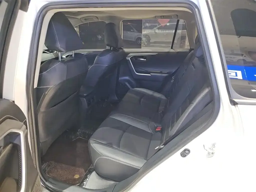 Toyota RAV4 2023 из CN, фото 8