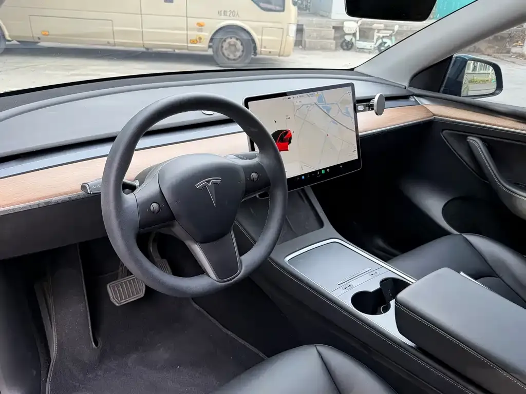 Tesla Model Y — фото 9