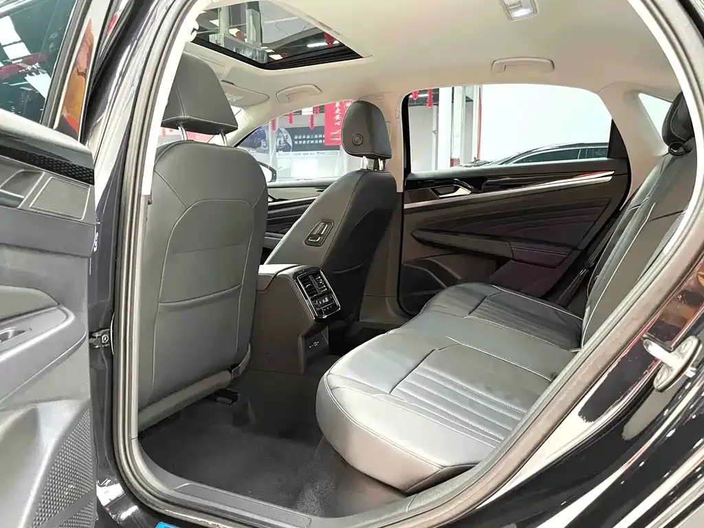 Volkswagen Passat 2023 из CN, фото 9