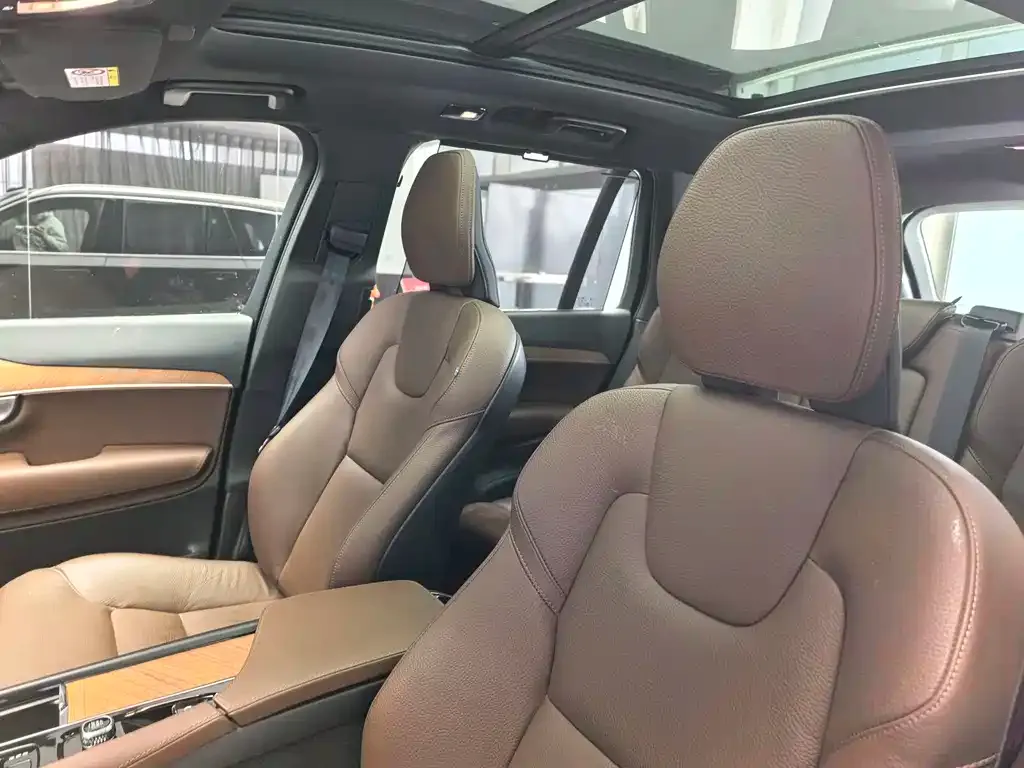 Volvo XC90 — фото 8