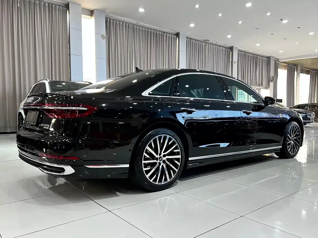 Audi A8 — фото 8