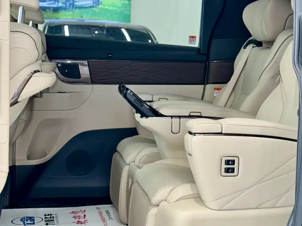Toyota Vellfire — фото 2