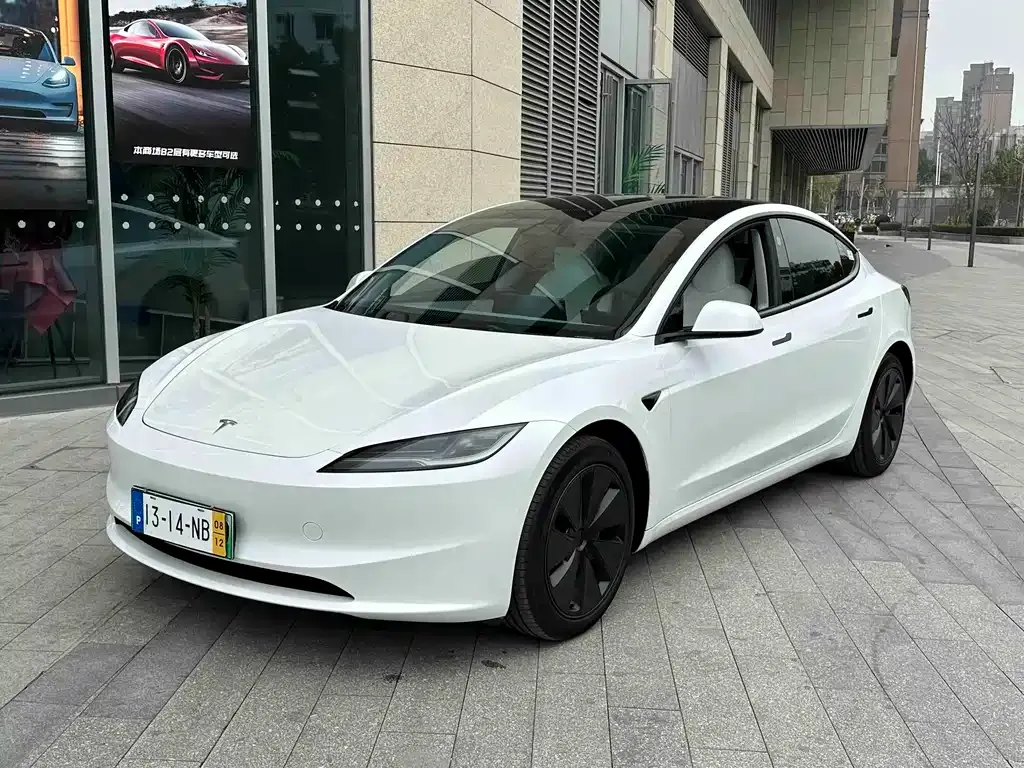 Tesla Model 3 — фото 1