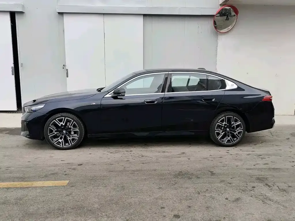 BMW 5 Series 2025 из CN, фото 2