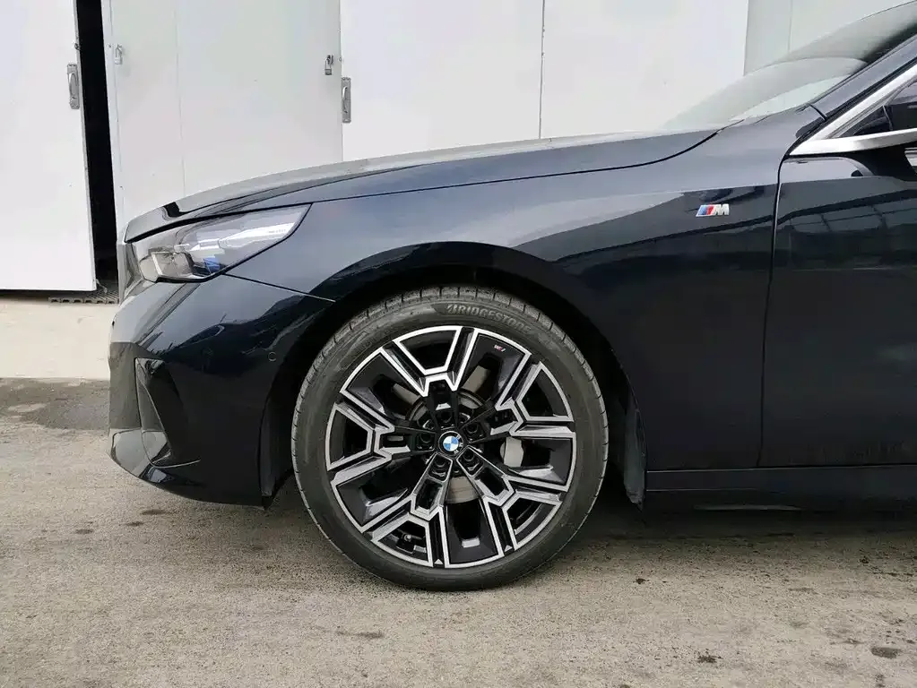 BMW 5 Series 2025 из CN, фото 10