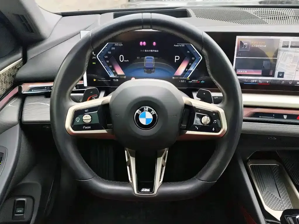BMW 5 Series 2025 из CN, фото 9