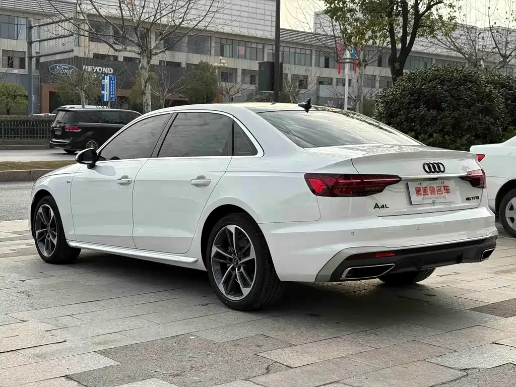Audi A4L 2023 из CN, фото 10