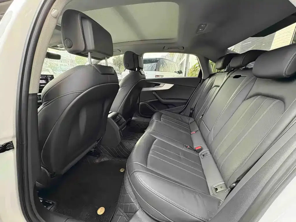 Audi A4L 2023 из CN, фото 6