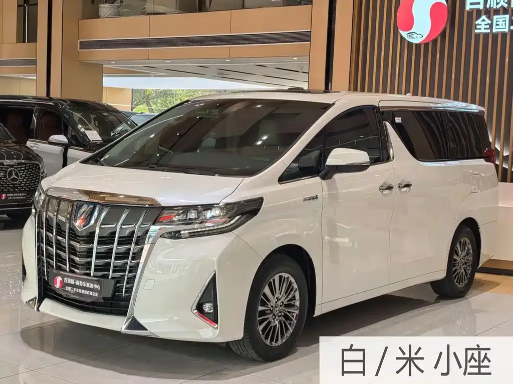 Toyota Alphard — фото 1
