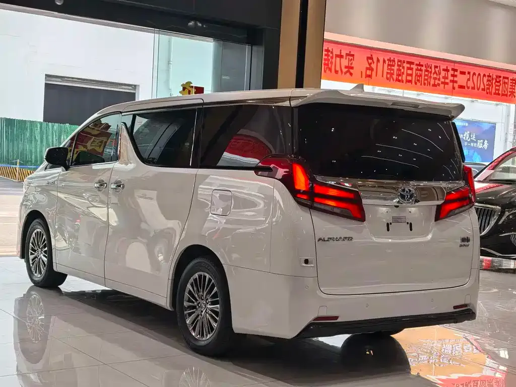 Toyota Alphard — фото 10