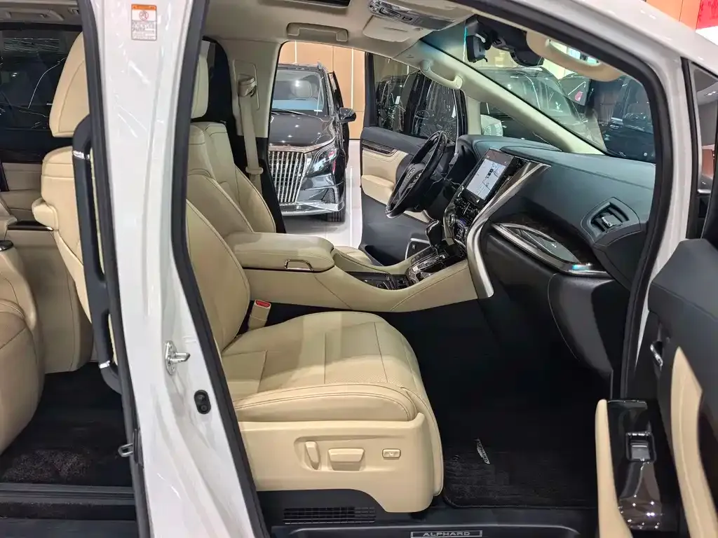 Toyota Alphard — фото 5