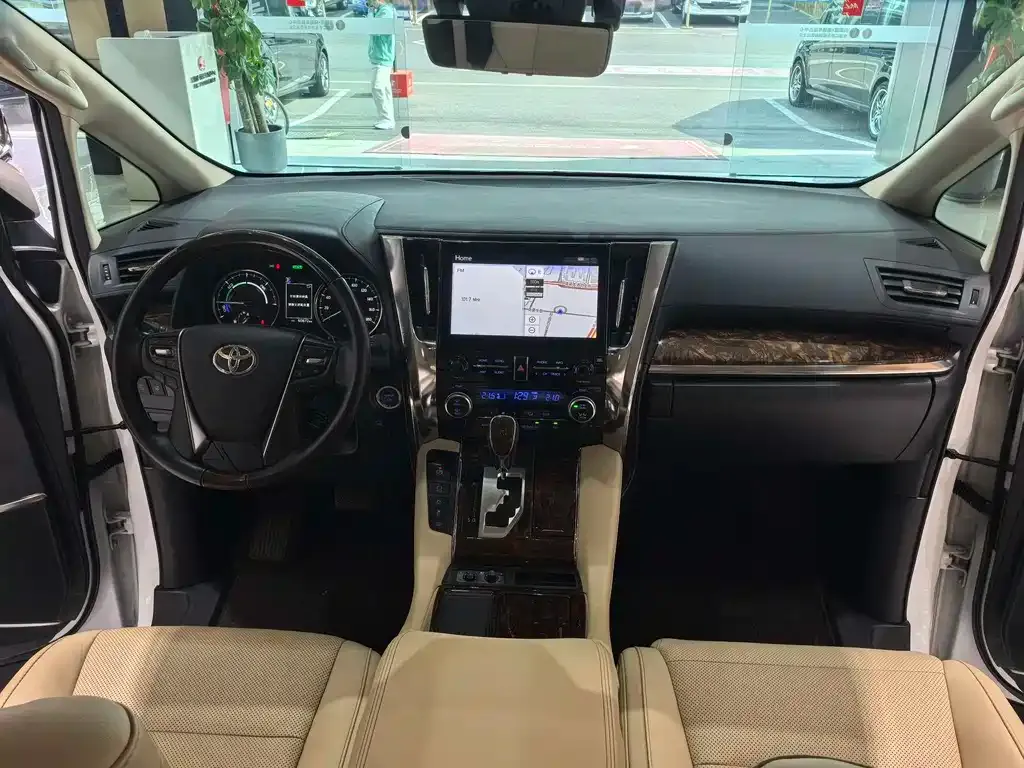 Toyota Alphard — фото 2