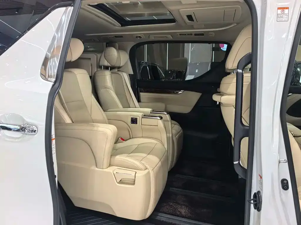 Toyota Alphard — фото 9