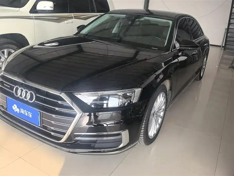 Audi A8 — фото 1