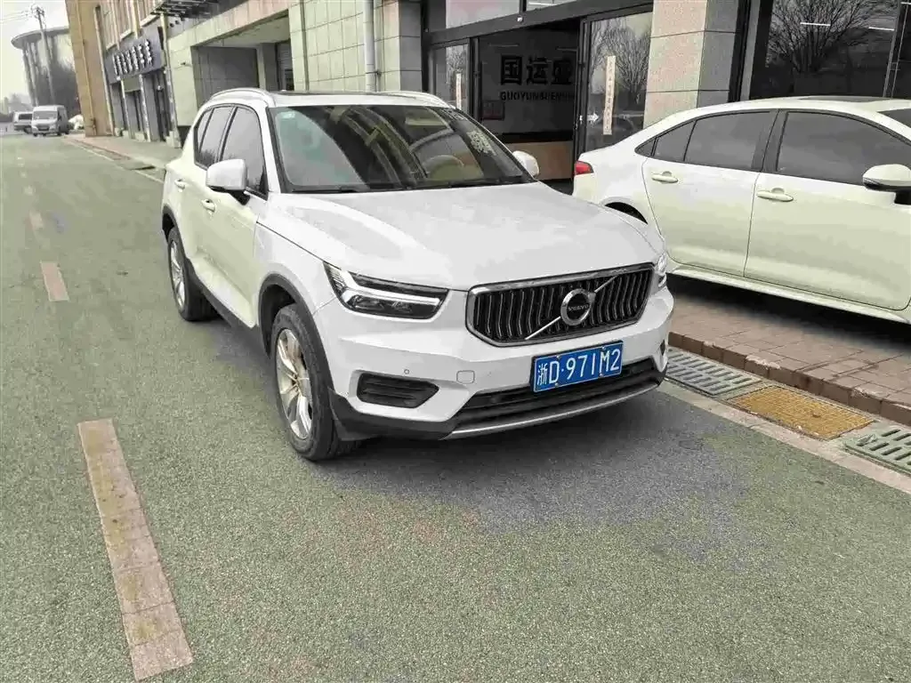 Volvo XC40 — фото 7