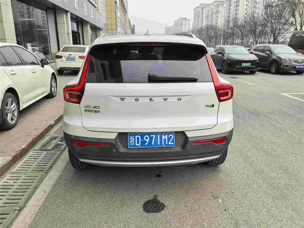 Volvo XC40 — фото 8