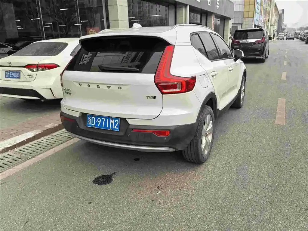 Volvo XC40 — фото 9