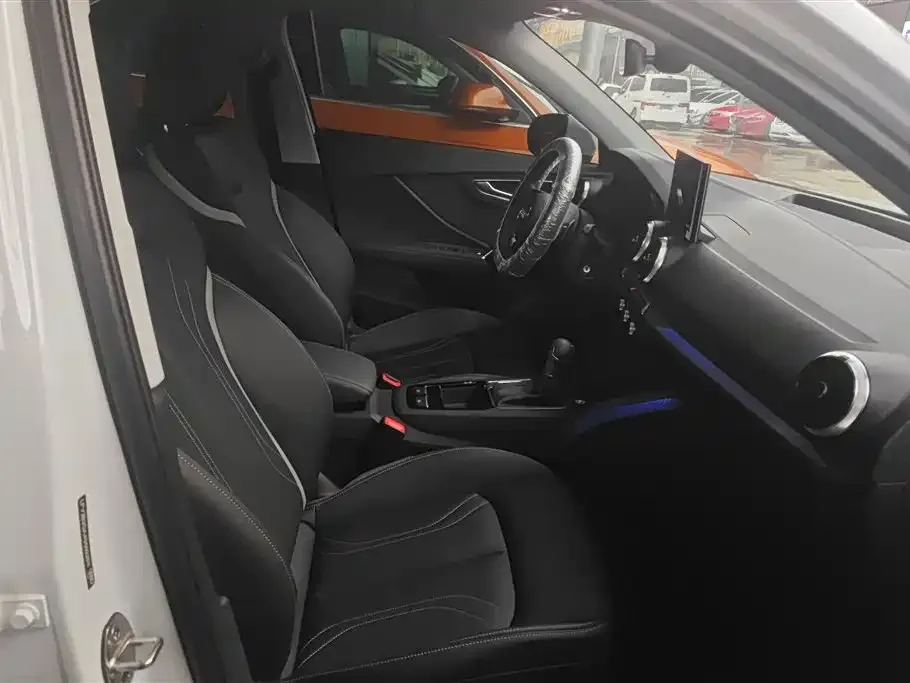 Audi Q2L 2025 из CN, фото 2