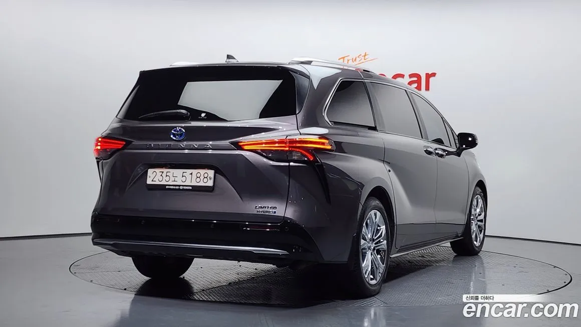 Toyota Sienna — фото 3