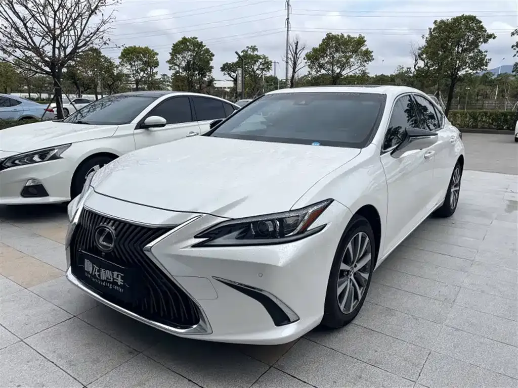 Lexus ES — фото 1