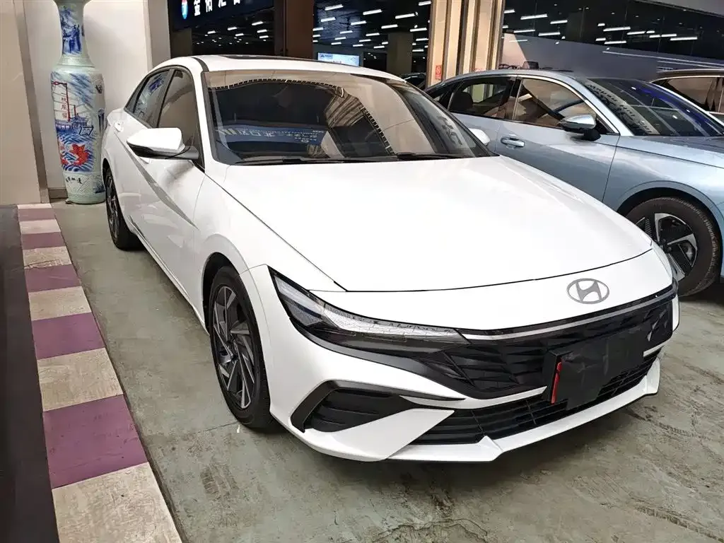 Hyundai Elantra — фото 2