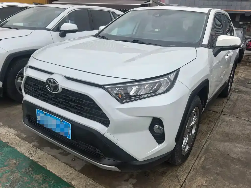 Toyota RAV4 — фото 1
