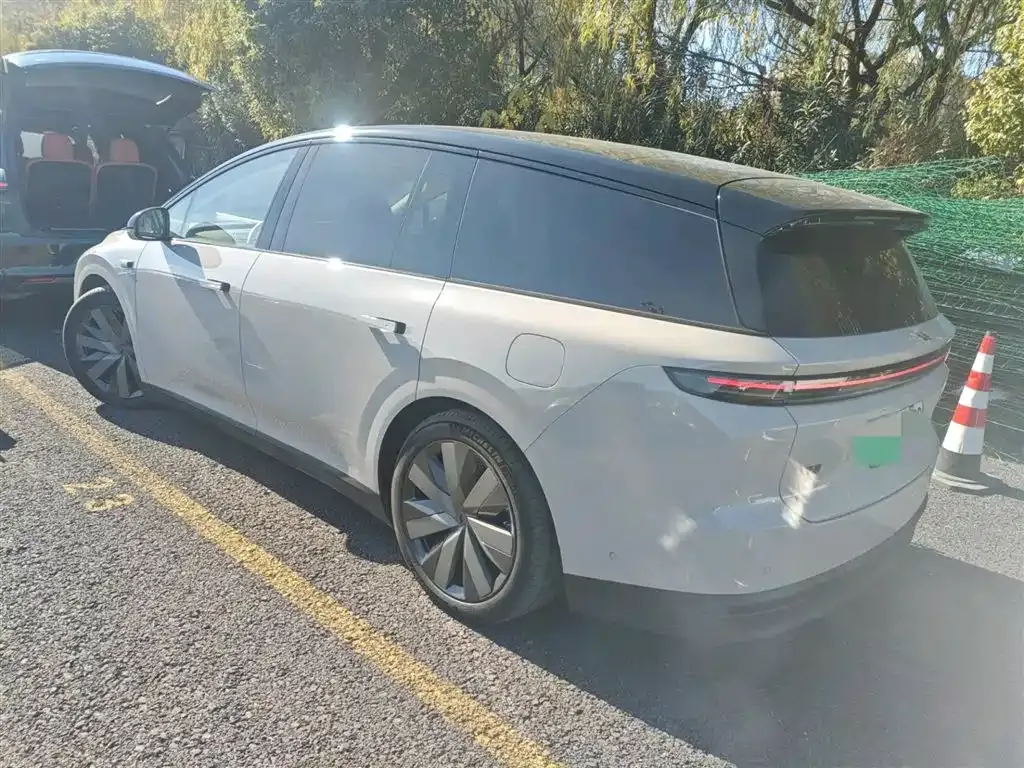 Li Auto i8 — фото 5