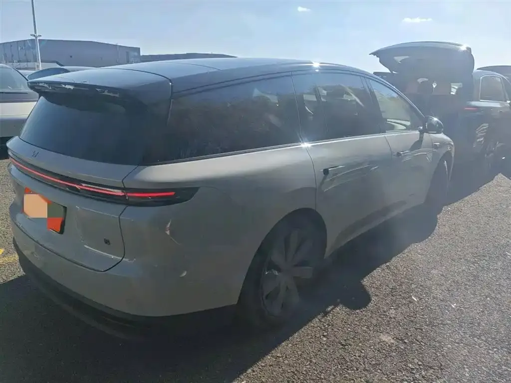 Li Auto i8 — фото 3