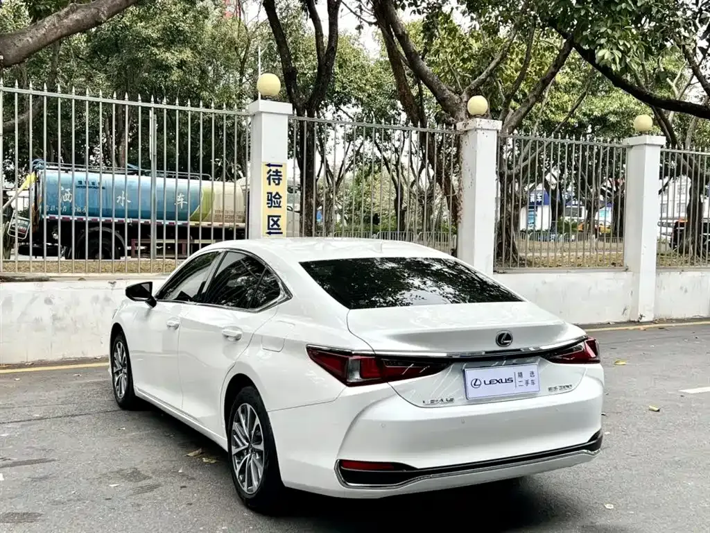 Lexus ES — фото 6
